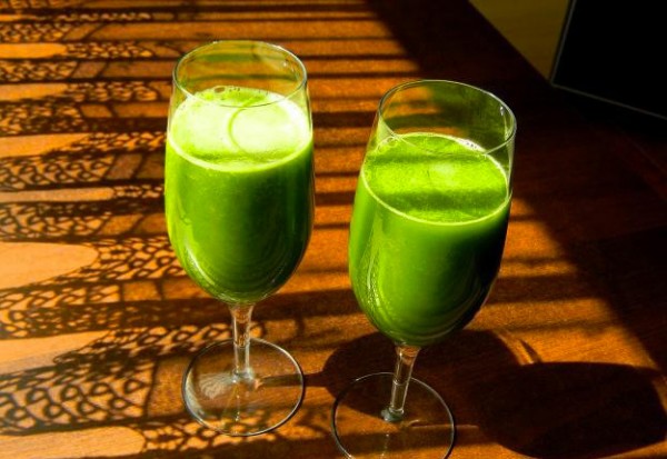 Le jus vert vitaminé à faire à l'extracteur de jus